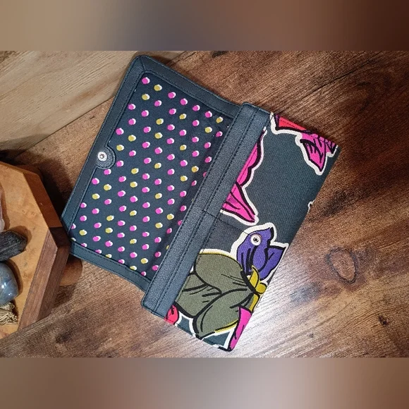 Vera Bradley Faux Leather & Floral Wallet - NWOT - Pristine Condition - Picture 2 of 4